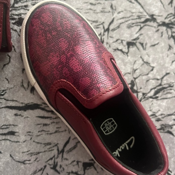 Unisex CLARKS loafers in plum leather with snakeskin textured toes. - Picture 3 of 4